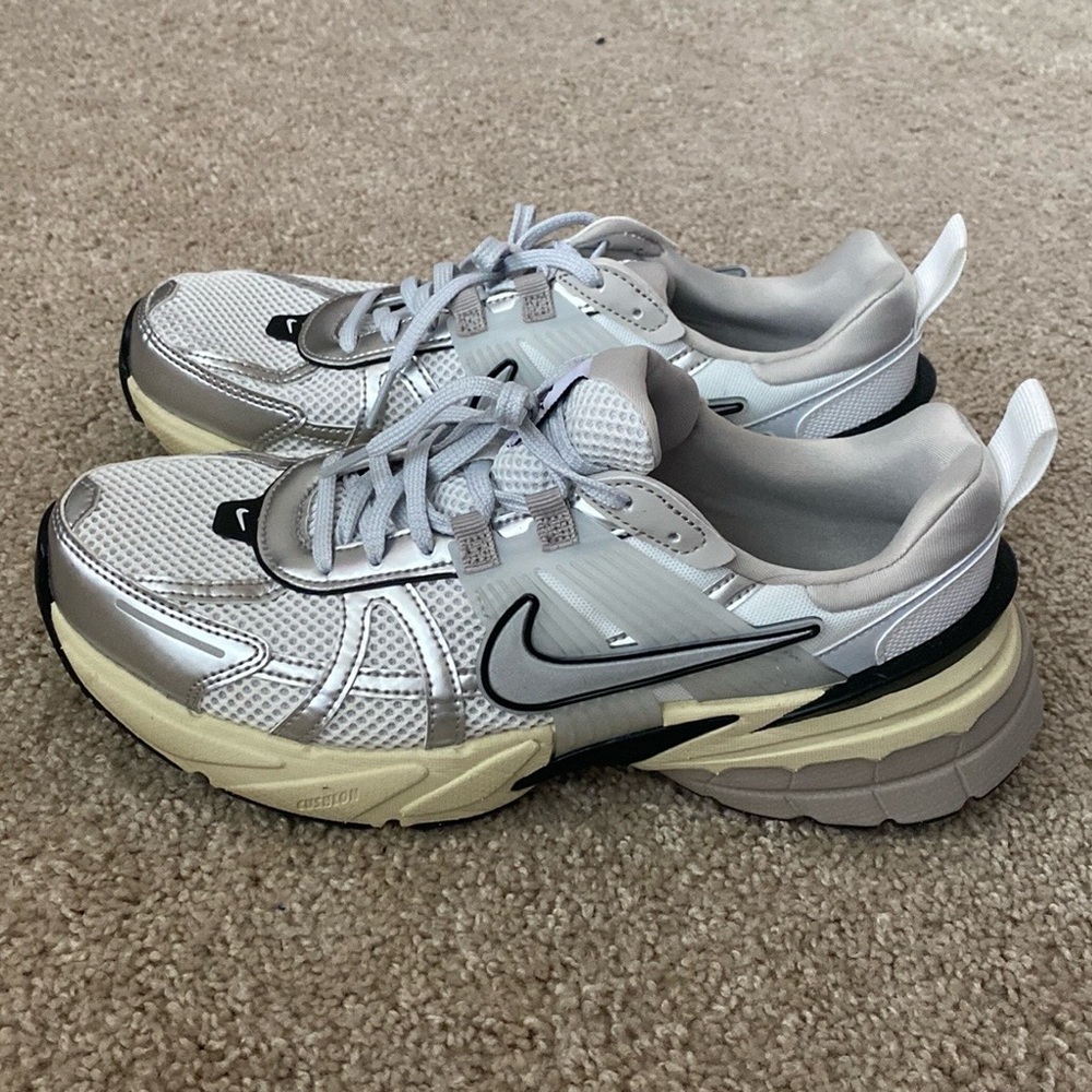 Nike V2K Run - Metallic Silver / White